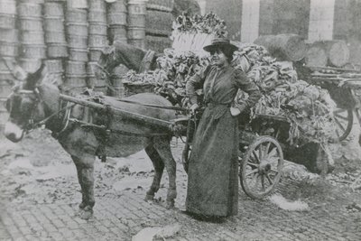 Une femme vendeuse de fleurs - English Photographer